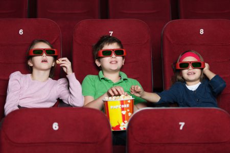 Menonton film bisa mendukung kegiatan eksplorasi anak