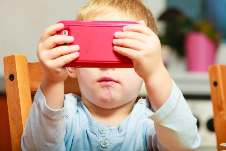 Bukan Main-Main, Ini 10 Pengaruh Buruk Gadget pada Anak - EduCenter