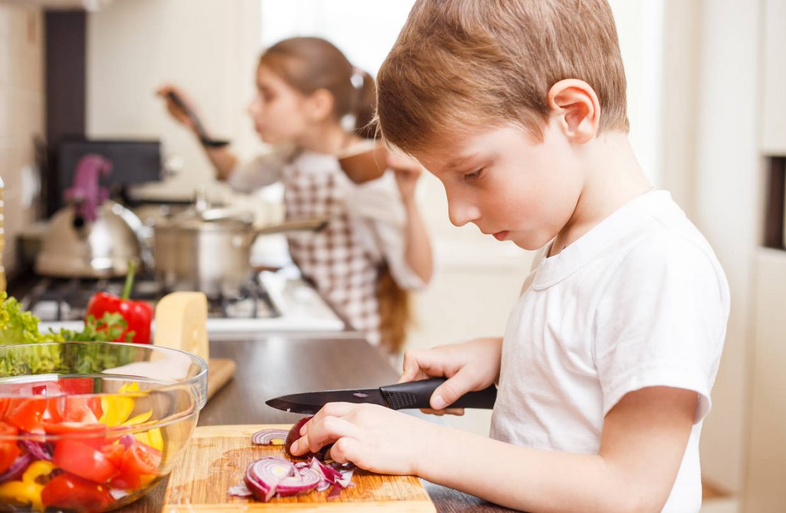 MENGAJARKAN ANAK MEMASAK