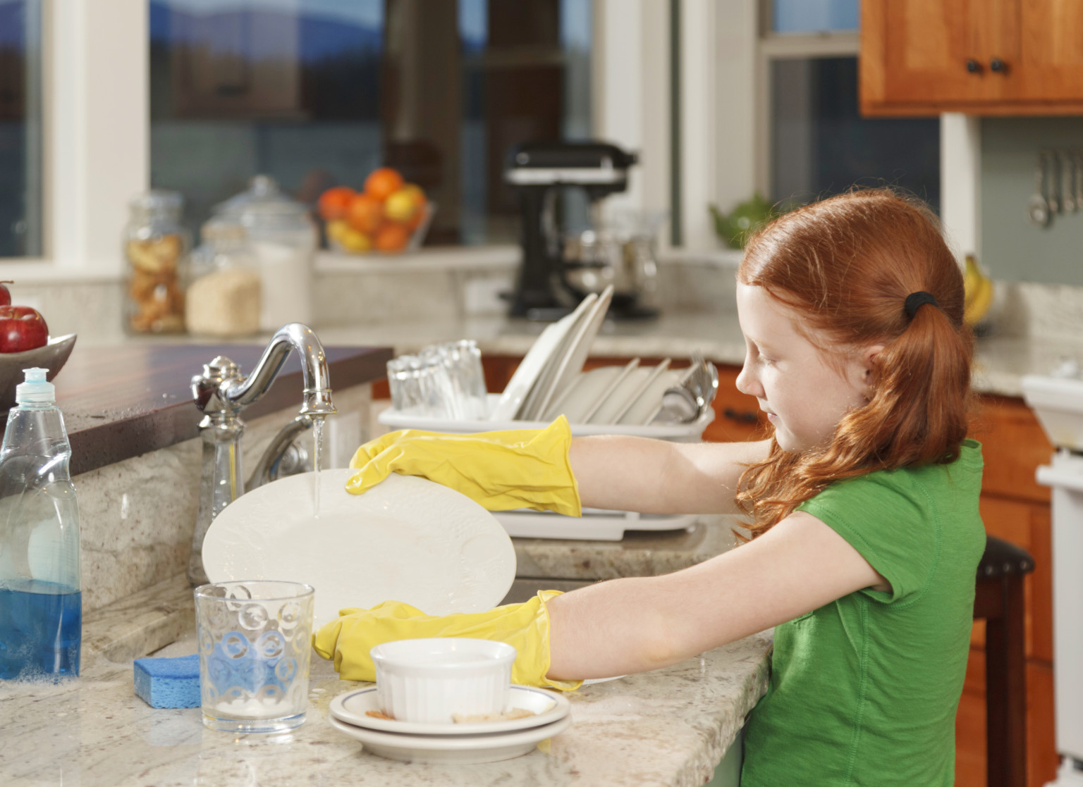 Семья моет посуду. Мыть посуду. Мытье посуды для детей. Ребенок моет посуду. Помогать маме по дому.