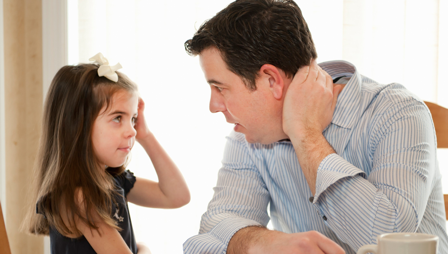 Дочь объясняет отцу. Серьезный разговор отца и Дочки. Разговор взрослого и ребенка. Дети и родители диалог. Серьезный разговор с ребенком.