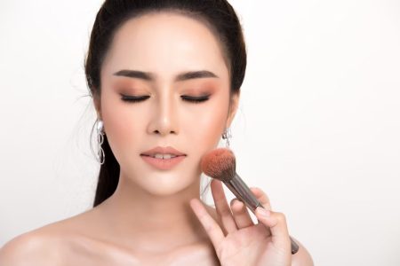 Trend Make Up 2023: Bikin Wajah Glowing!