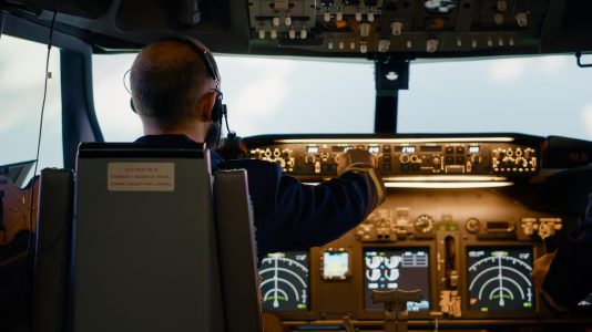 Cara Menjadi Pilot Beserta Syarat & Biaya