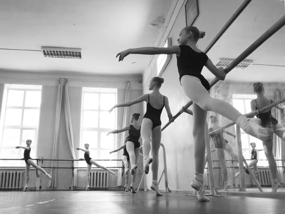 i-was-invited-to-take-photographs-of-a-ballet-lesson-at-a-v0-3m8q3kqtf1uc1-2500