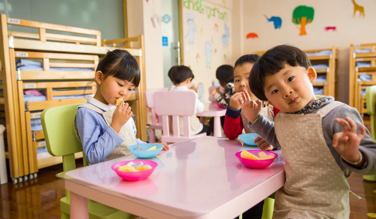 Gambar anak makan sehat apple tree