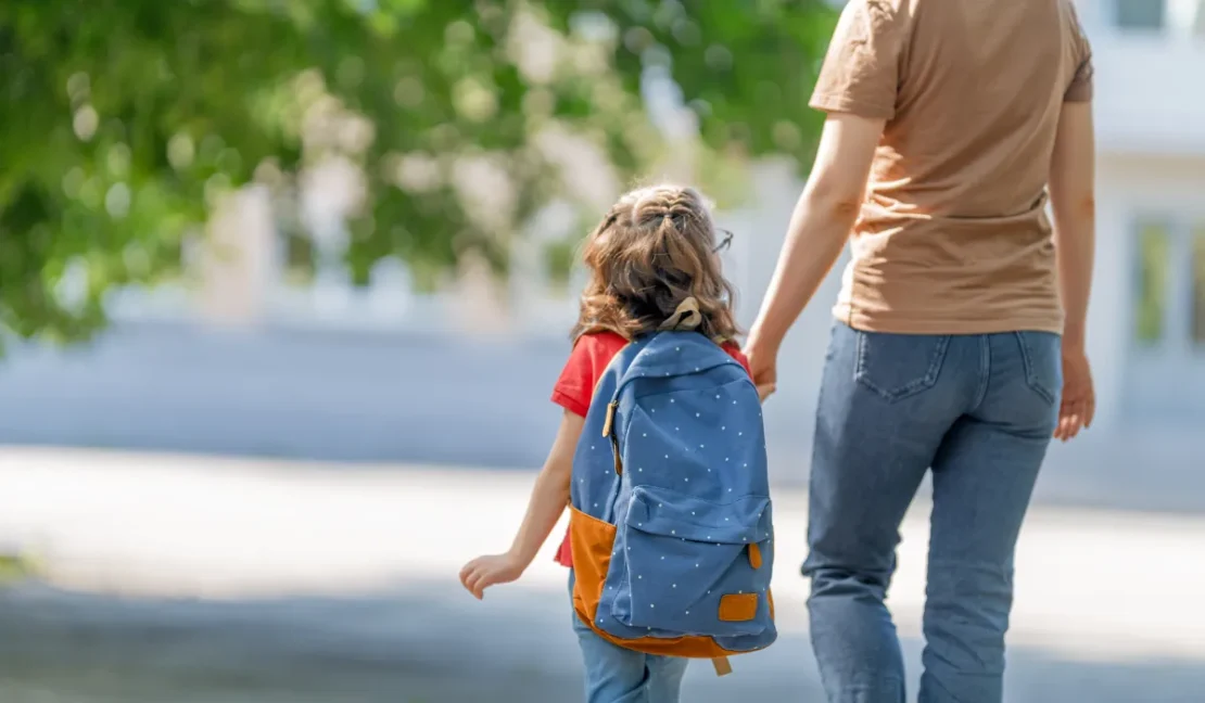 anak pergi ke sekolah