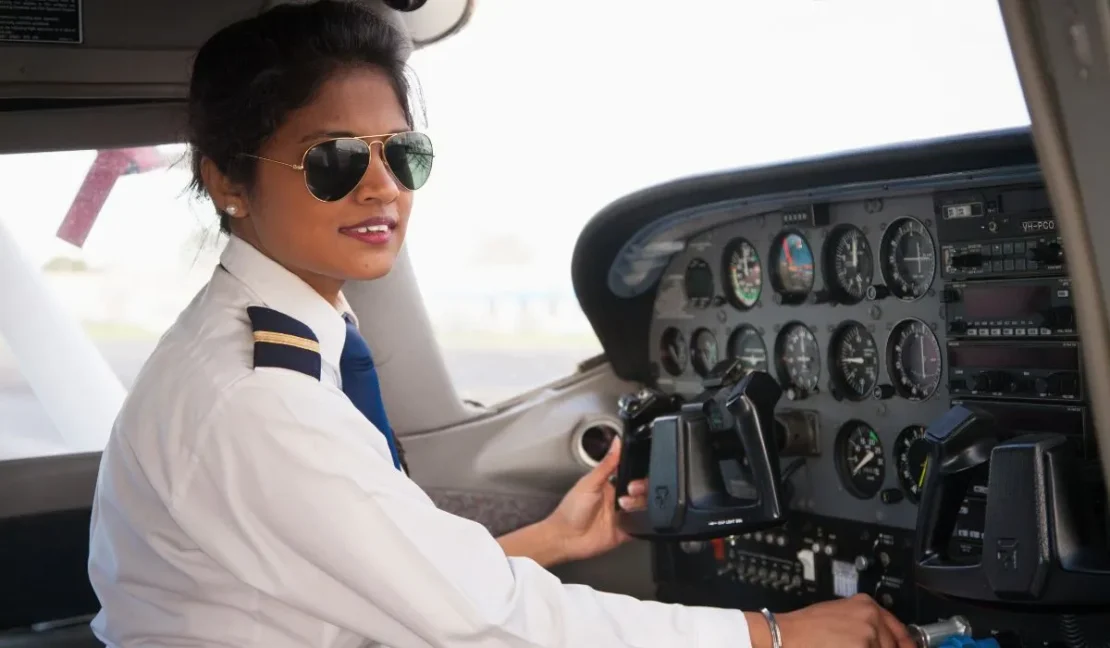 Gambar pilot wanita