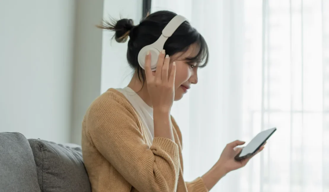 Cara Tingkatkan Listening Skill dengan Podcast English